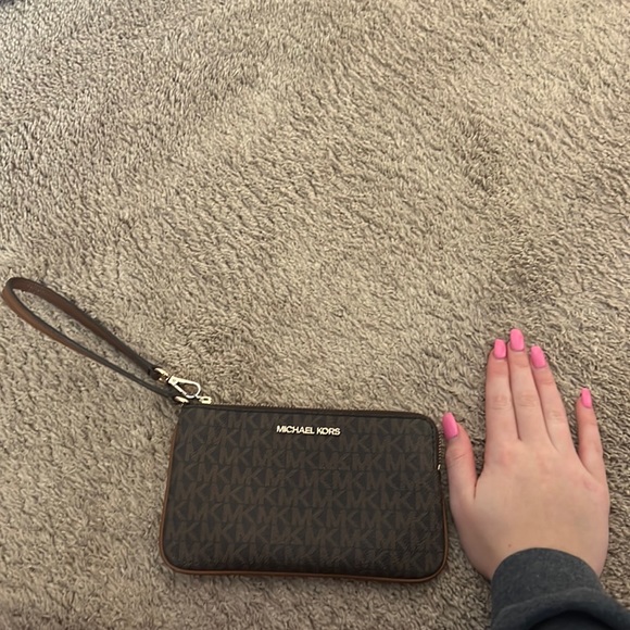 Brown gently used Michael Kors wristlet excellent condition - Picture 1 of 3